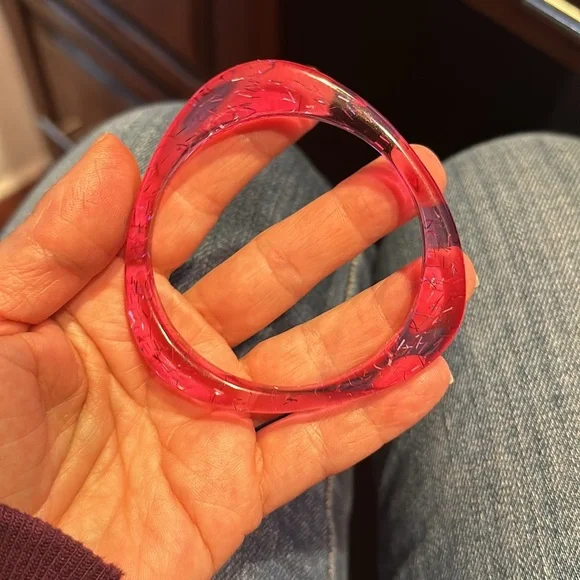 Plastic rounded triangle Barbie pink bangle - Picture 5 of 10